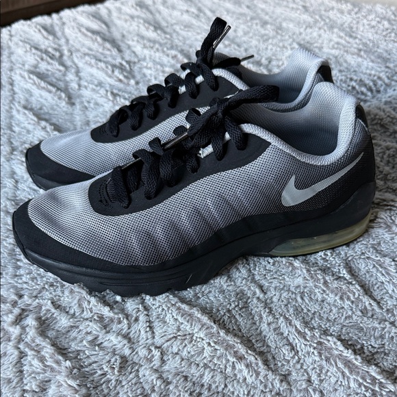 Nike Air Max Invigor Black and Gray Sneakers - Picture 2 of 7